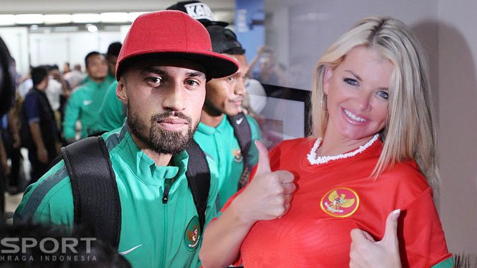 Bintang porno, Vicky Vette, (kanan) dan Stefano Lilipaly - INDOSPORT